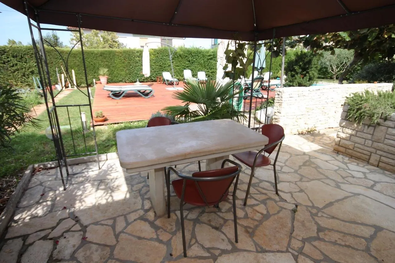 Apartments With A Swimming Pool Umag - 3358