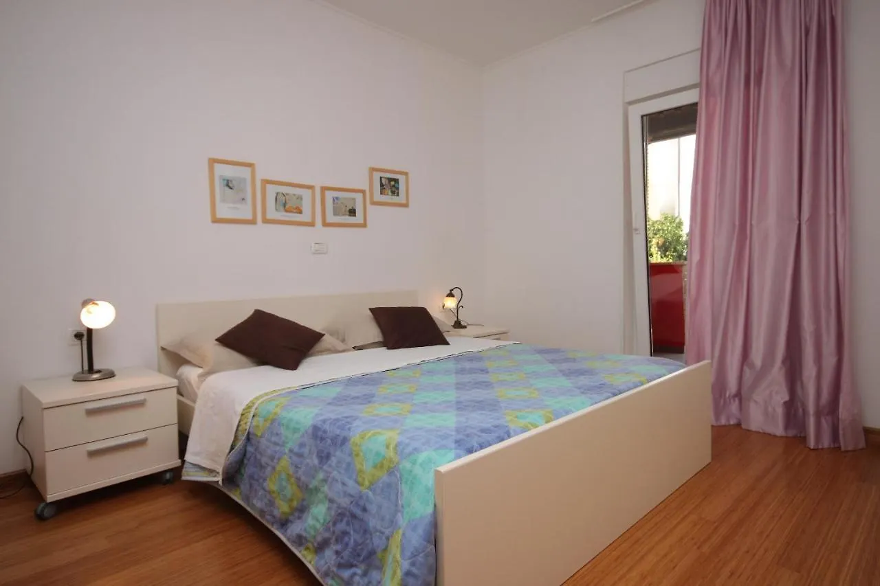 Apartments With A Swimming Pool Umag - 3358